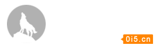 坐在百年老桥下品尝美食 来看看兰州“吃货”们就餐
